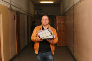 Один из организаторов "Возрождения" Александр Береза с кипой бумаг, по которым фонд давно уже должен был вернуться на свою землю. Фото автора